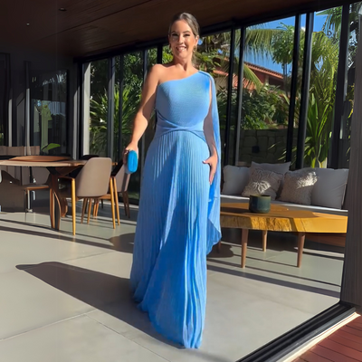 Vestido Largo Asimétrico Plisado – Elegancia con Movimiento y Capa Lateral